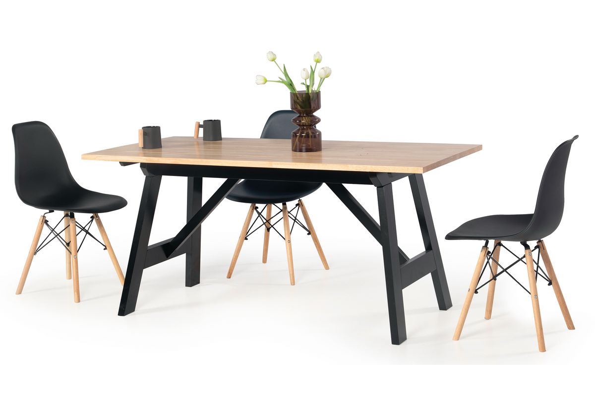 Απεικονίζεται το τραπέζι Naomi ενώ γύρω του υπάρχουν μαύρες καρέκλες τραπεζαρίας